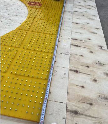Op maat gemaakte roterende tafel anti-glijmat Grootte 2100X1600 MM Materiaal PU Gele kleur Met stalen nagels