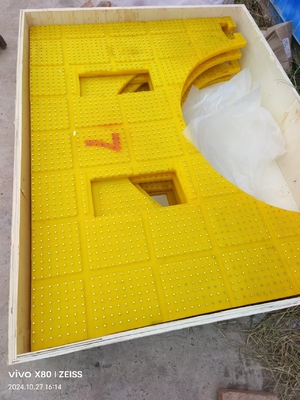 Op maat gemaakte roterende tafel anti-glijmat Grootte 2100X1600 MM Materiaal PU Gele kleur Met stalen nagels